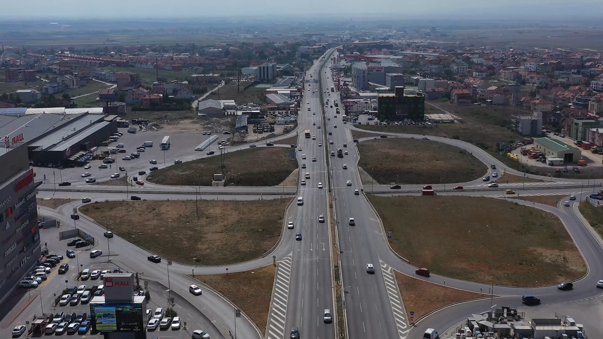Bizneset në Prishtinë bllokojnë hyrjet kryesore në protestë kundër liberalizimit të tregut të energjisë