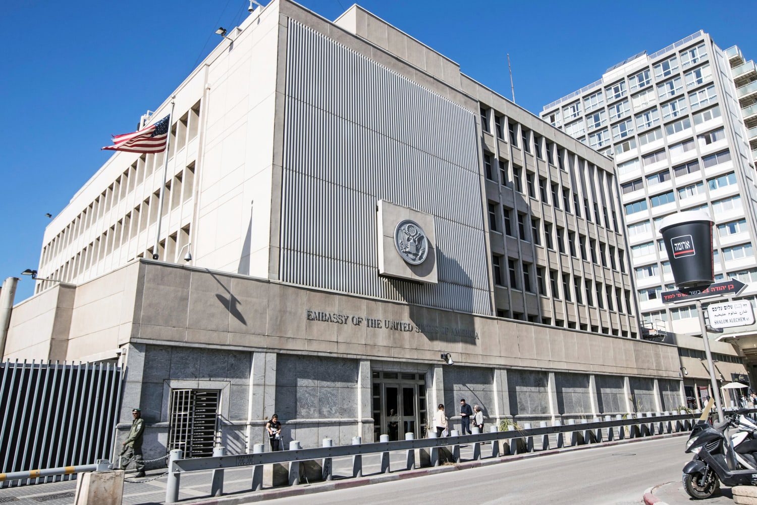 Çfarë u thonë ambasadat qytetarëve të tyre të bëjnë në Iran dhe Izrael?