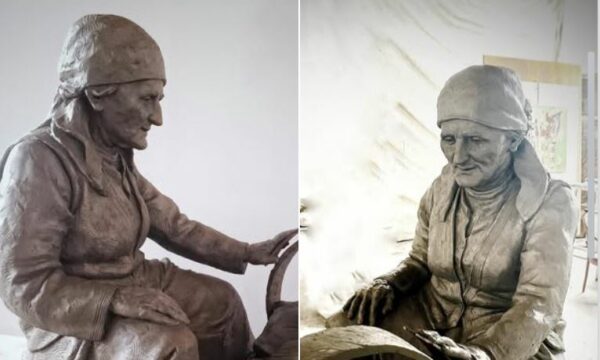 Skulptura e nënës së Adem Jasharit vendoset në oborrin e çerdhes që mban emrin e saj