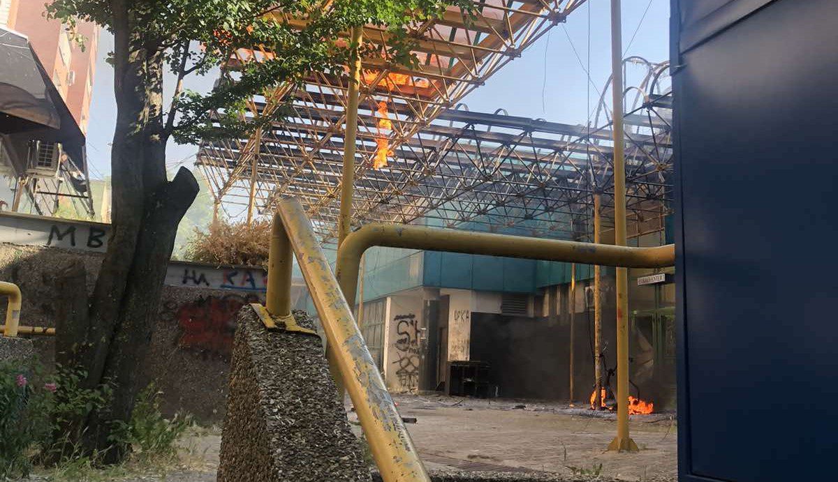 Zjarri përfshin një qendër tregtare në Bregun e Diellit