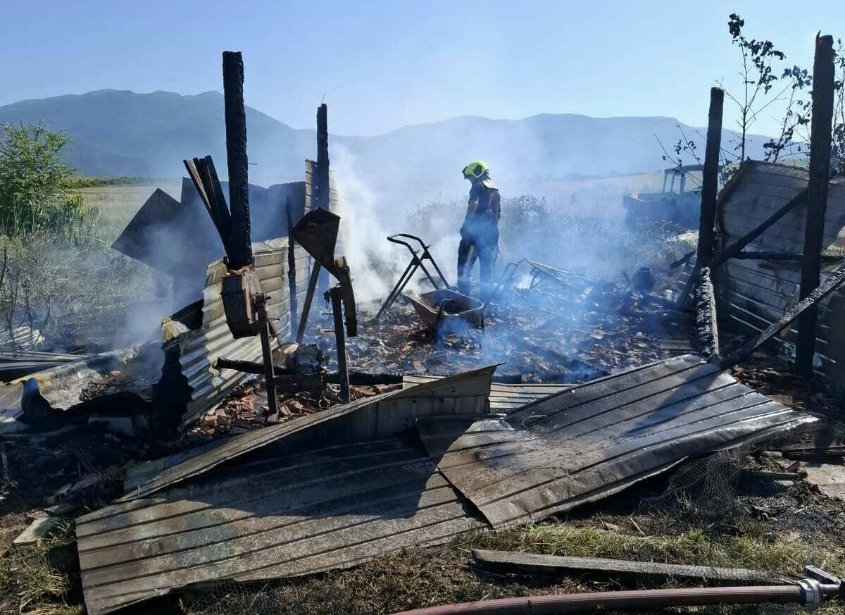 Zjarr në Rogovë të Hasit, depoja me mjete pune shpëtohet falë zjarrfikësve