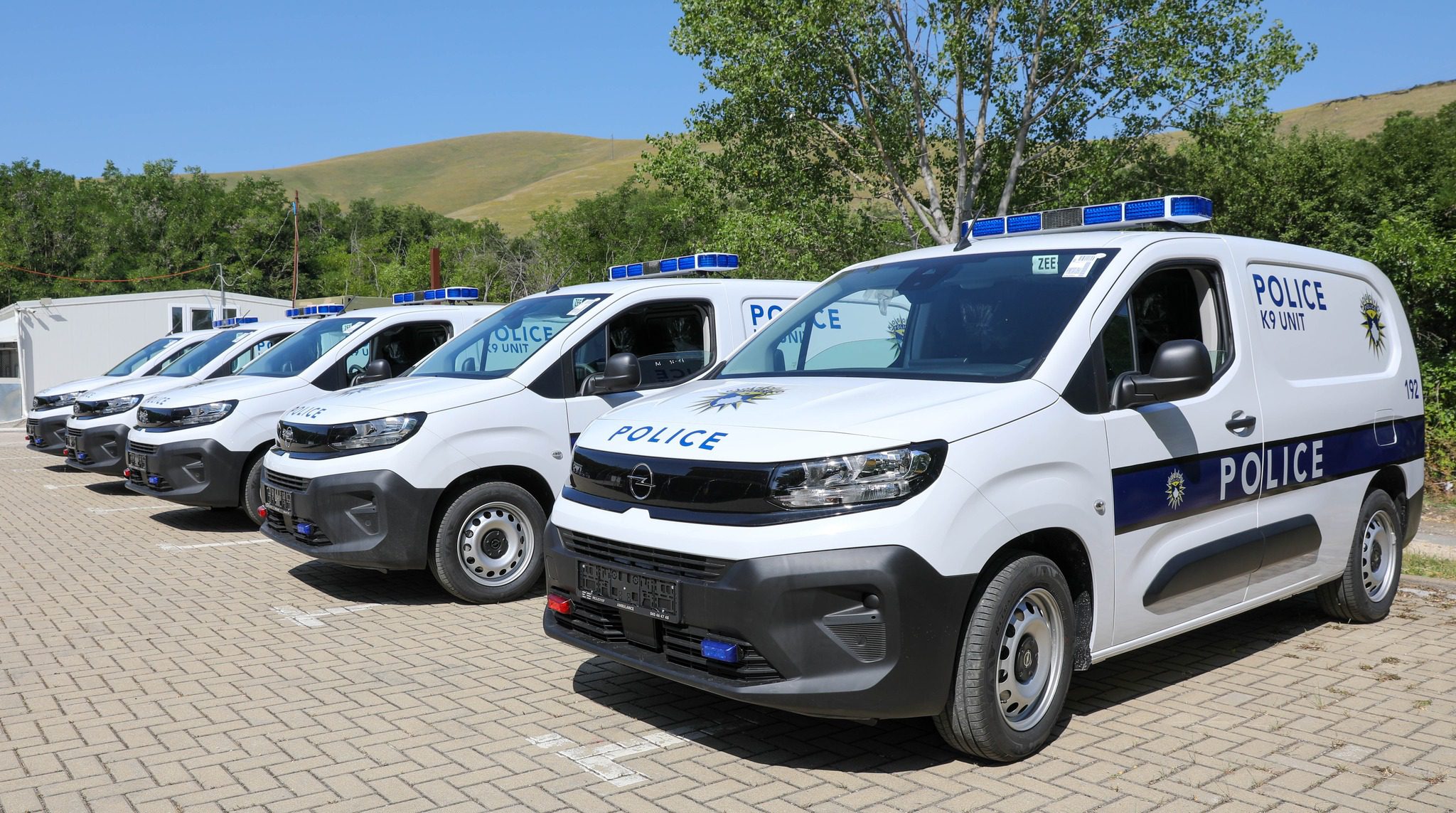 Policia e Kosovës pranon pesë automjete speciale për njësinë me qen zyrtar dhe një qen zyrtar