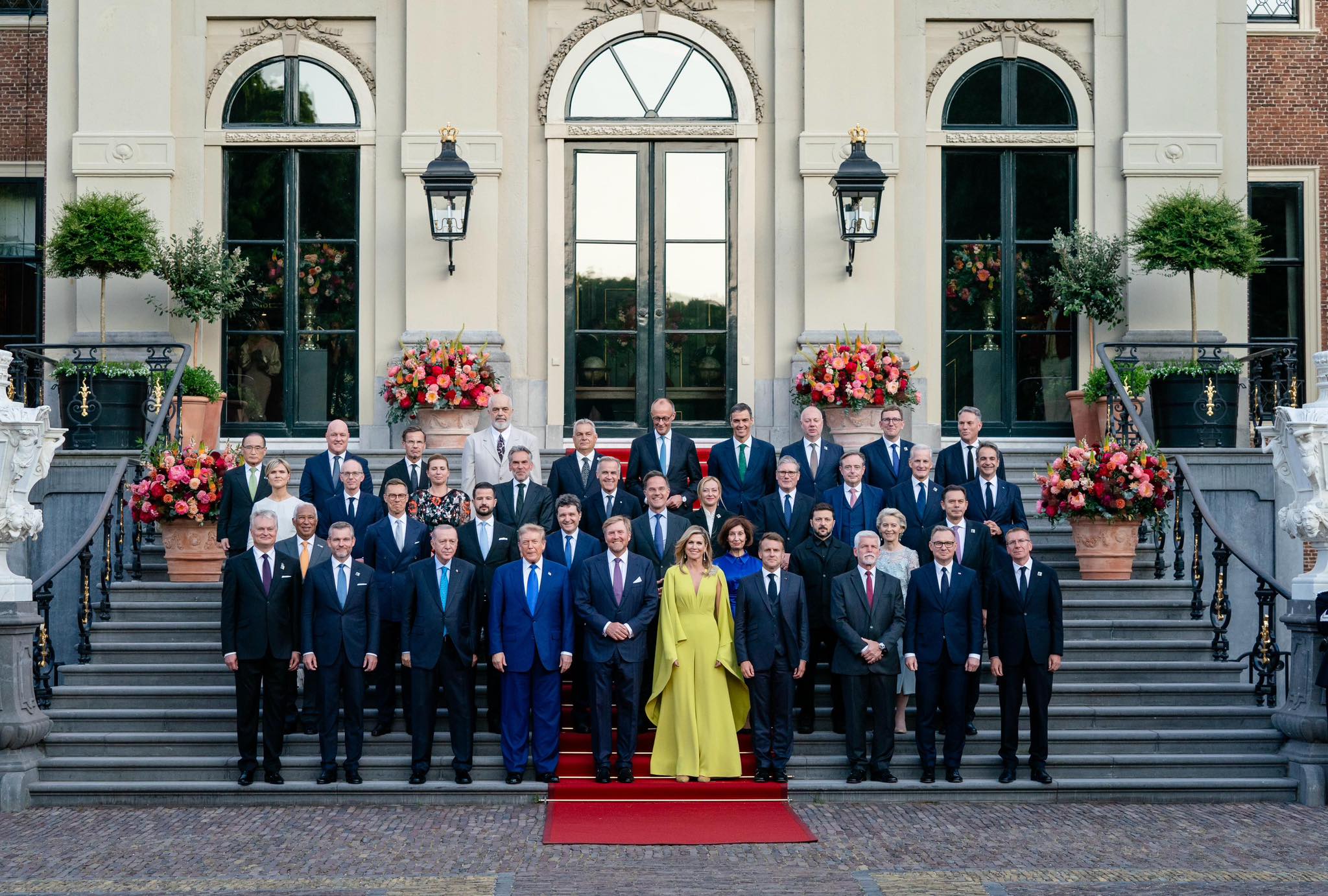 Edi Rama publikon foton nga darka me liderët e NATO-s