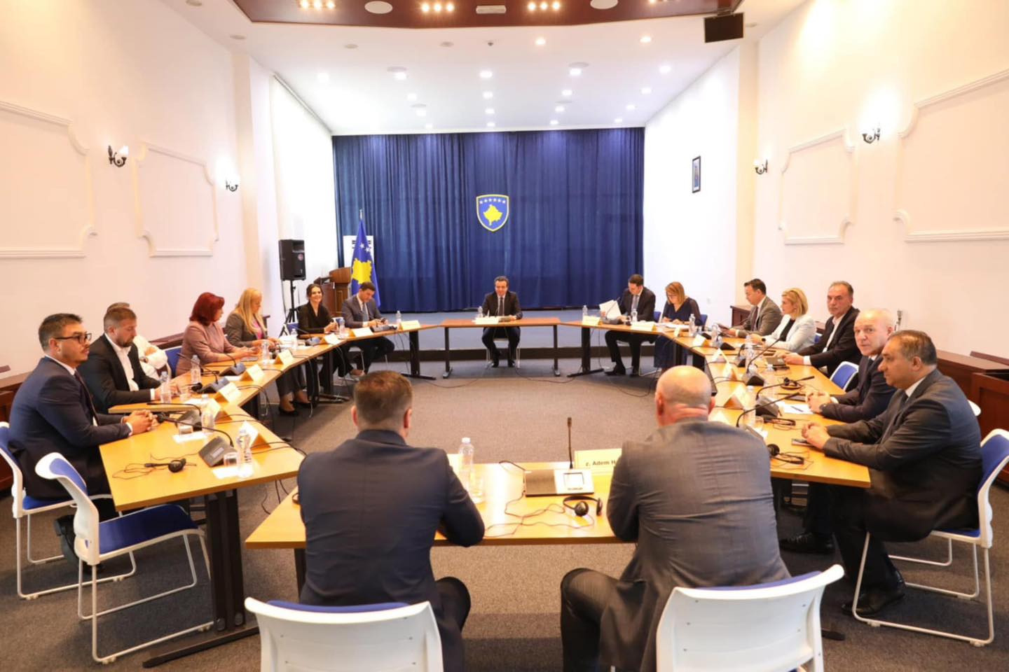 Gati dy orë diskutim nga mbledhja e liderëve politik