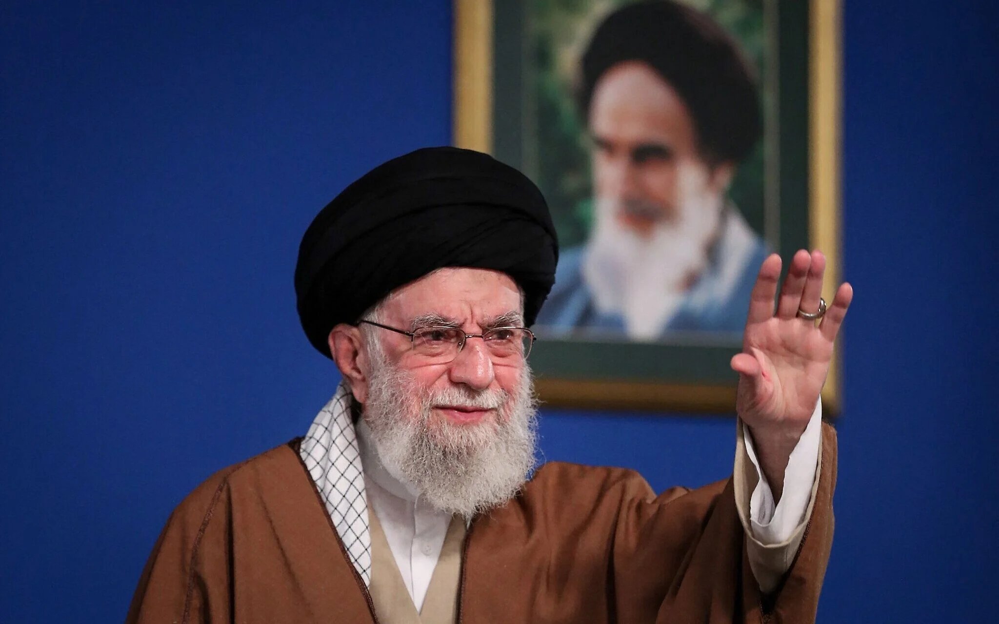 Khamenei shfaq flamurin amerikan duke u djegur