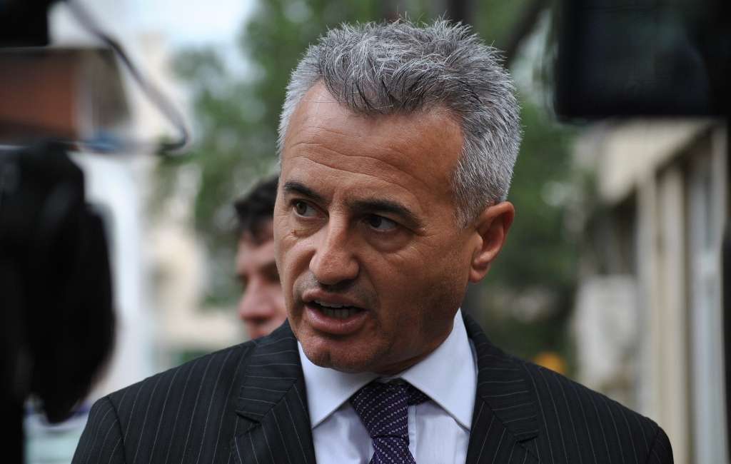 Aksion para Kuvendit, avokati Koci fton qytetarët t’ia “mbyllin” derën deputetëve