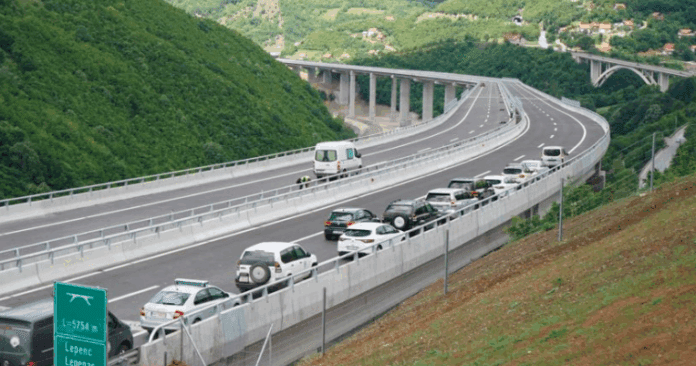 Ndalohet qarkullimi në dy segmente në autostradat “Arbën Xhaferi” dhe “Ibrahim Rugova”
