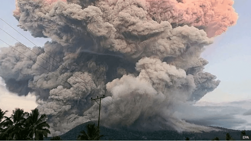 Pas shpërthimit të vullkanit në Indonezi anulohen fluturimet në Bali