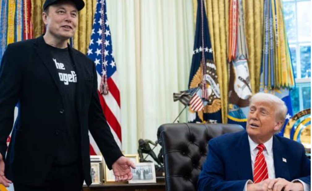 Musk ishte veshur tërësisht me të zeza me bluzën “The Dogefather”, kur u përshëndet me Trump