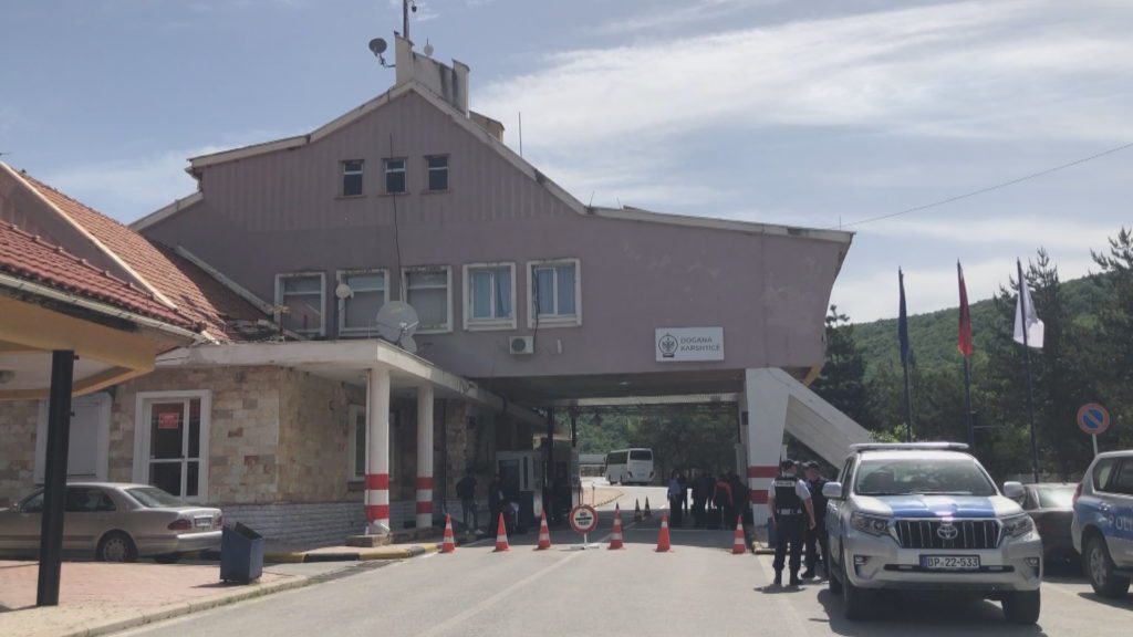 Kapet sasi e madhe e heroinës në pikëkalimin kufitar të Kapshticës, arrestohet një person