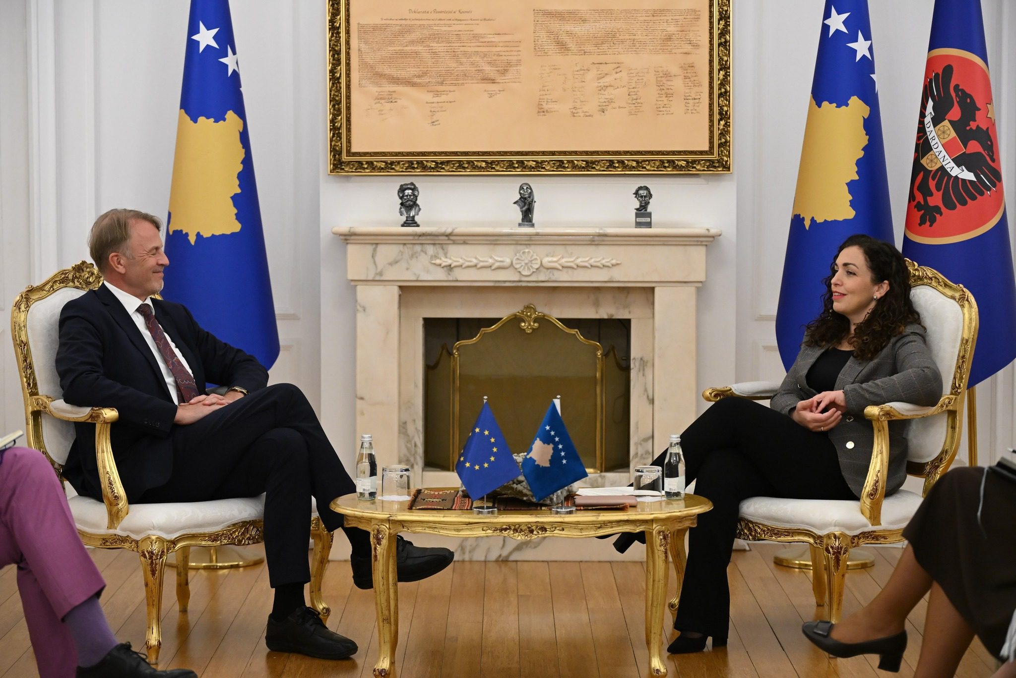 Osmani takohet me shefin e Zyrës së BE-së në Kosovë, ja se për çfarë diskutuan bashkë