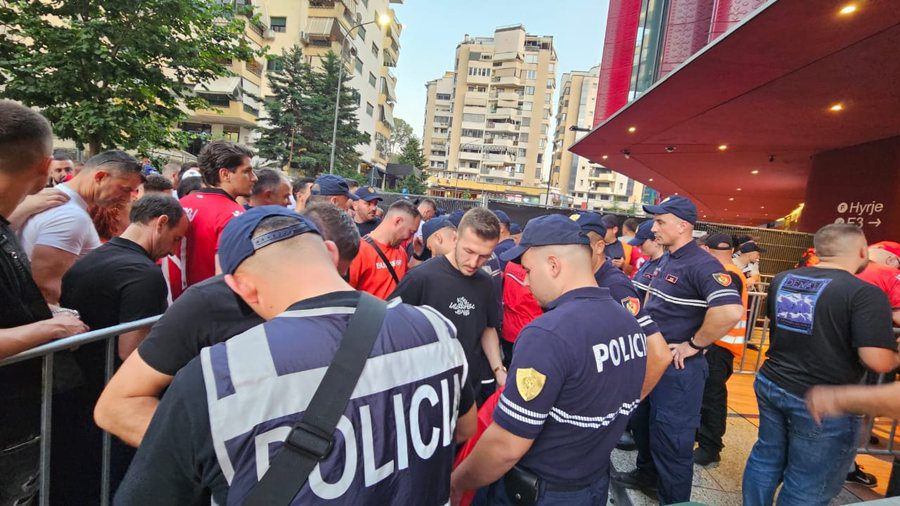 Ndeshja Shqipëri-Serbi: Arrestohen një polic, u kap duke marrë para nga kosovarët