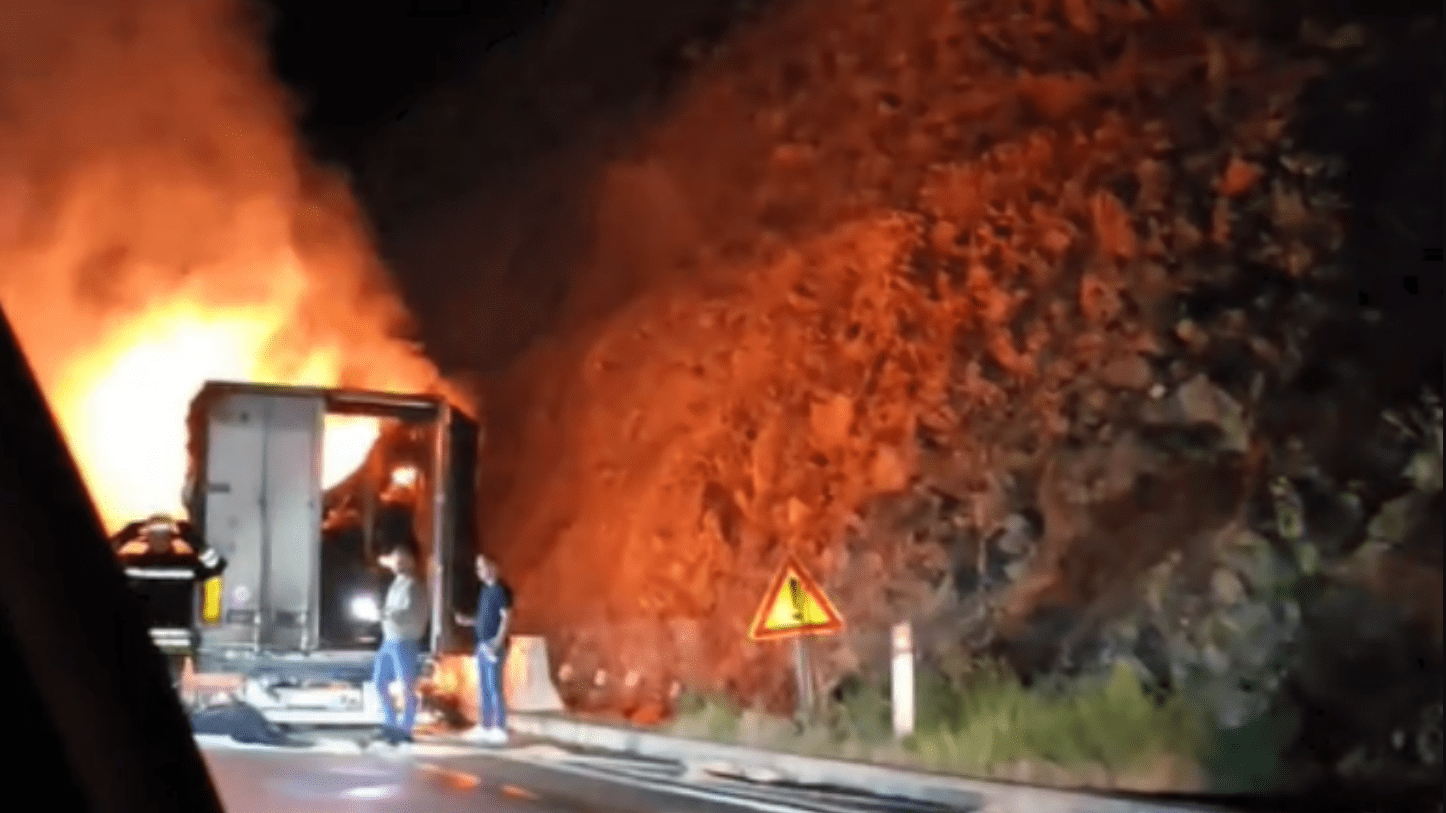Kamioni përfshihet nga flakët afër Kalimashit – krijohet kolonë automjetesh