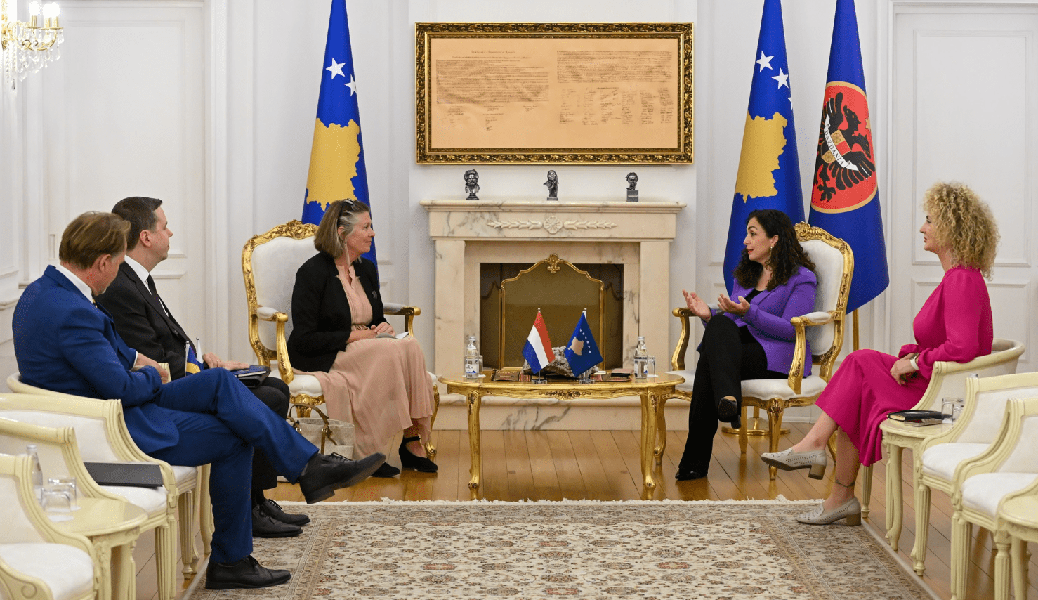 Osmani pret në takim ambasadorët e tre shteteve – flasin për krizën në Kuvend