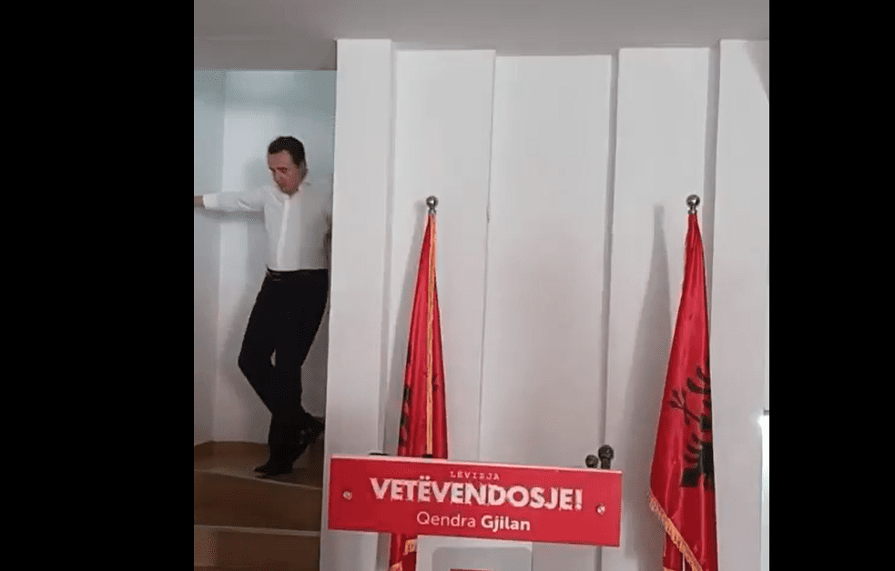 Kurti në stilin e Bidenit, rrëshqet në shkallë gjatë vizitës në Gjilan