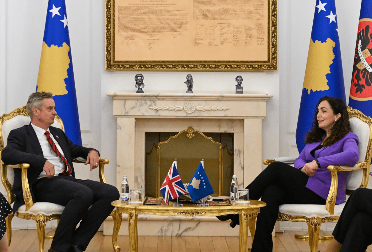 Osmani flet me ambasadorin britanik për krizën politike në vend
