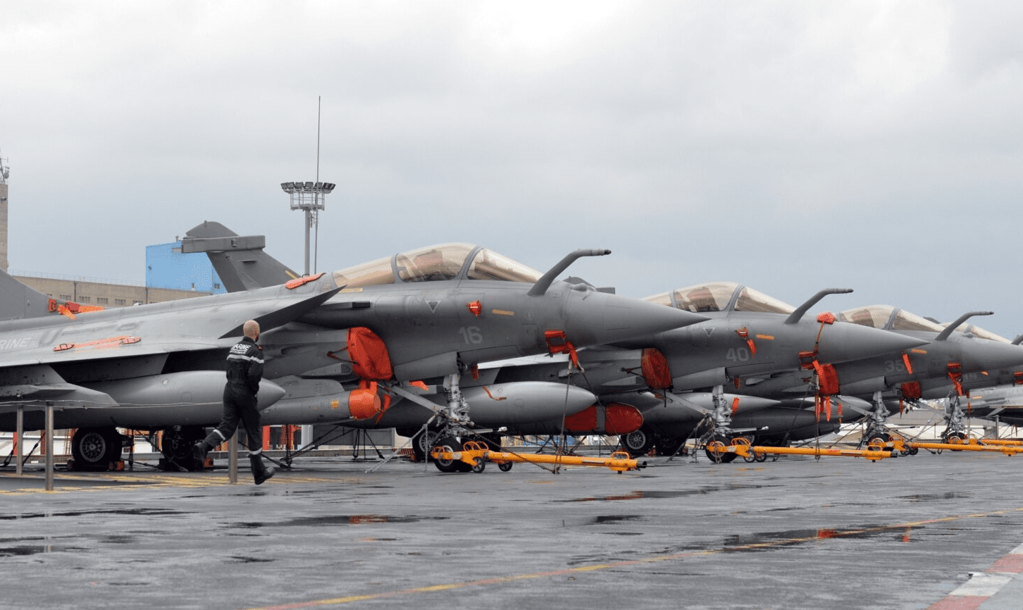 Serbia merr dy miliardë euro hua për të paguar avionët Rafale që ia shiti Franca