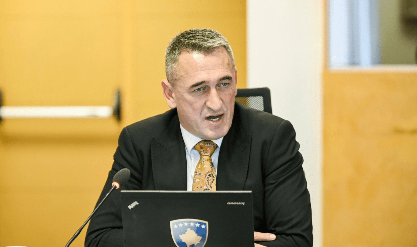 Kosova ndaloi shfaqjen e flamurit serb për Vidovdan, ministri Rashiq thotë se kanë të drejtë të shprehin identitetin e tyre