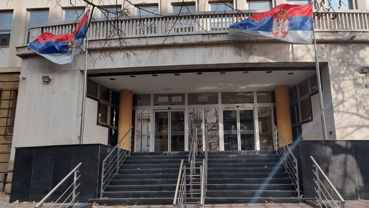 Rritet numri i aktakuzave të shtetit serb ndaj shqiptarëve të Kosovës