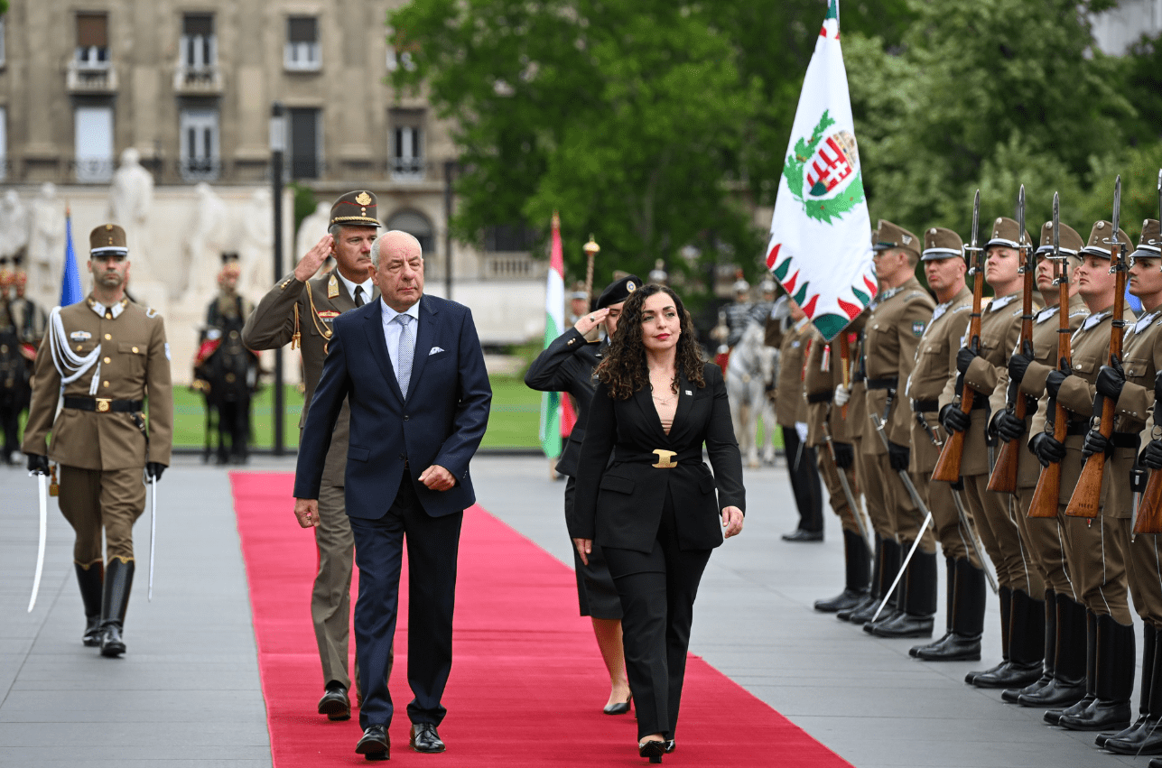 Osmani pritet me nderime ushtarake në Budapest