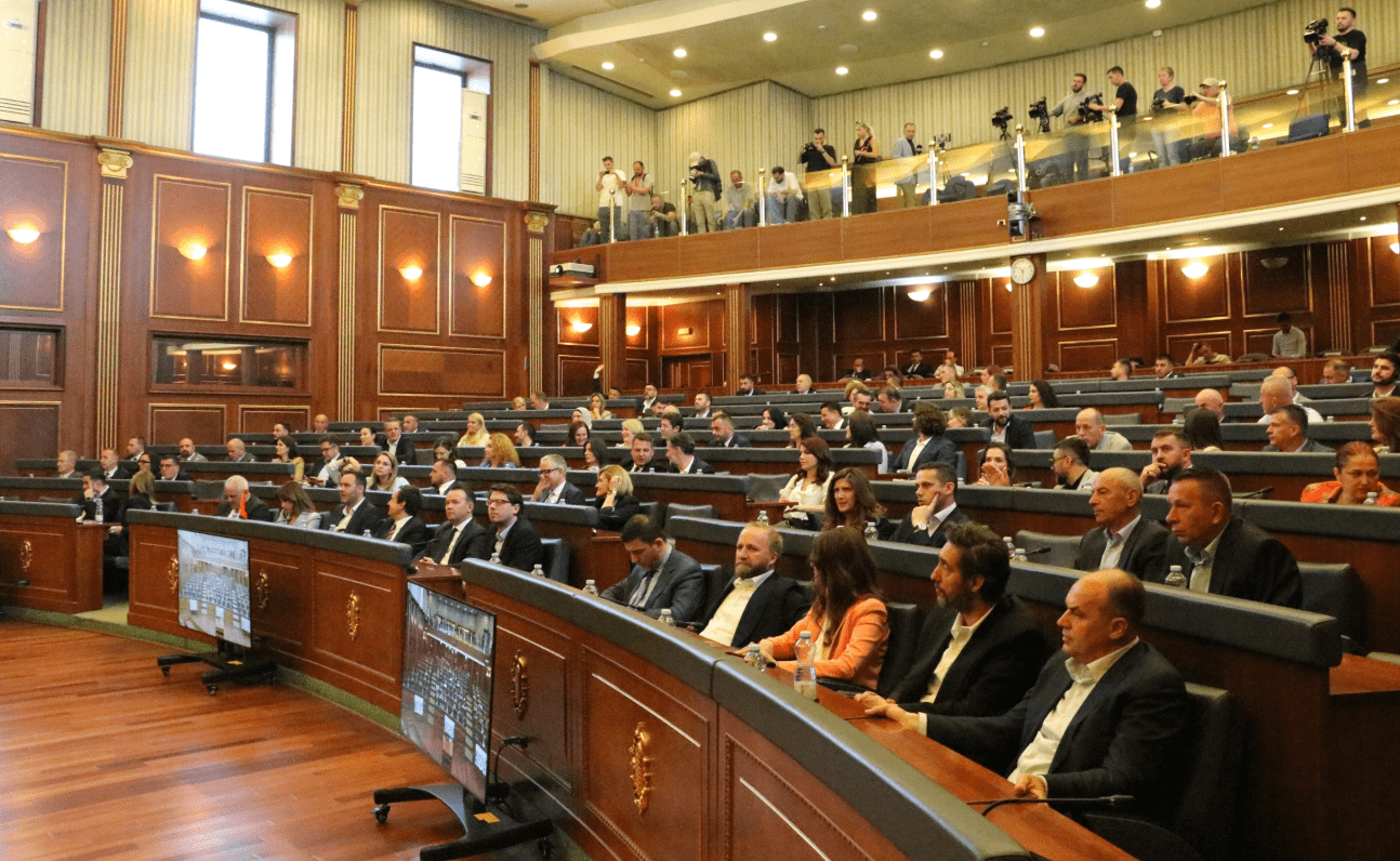 Politikanët “abuzojnë” me vakumin kushtetues për konstituimin e Kuvendit