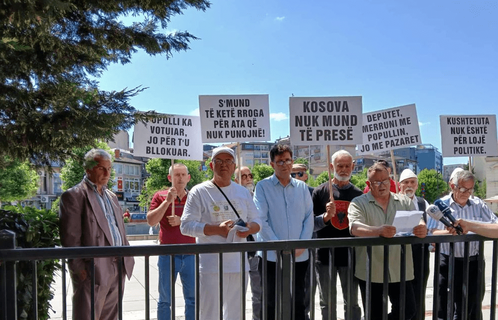 Disa qytetarë protestojnë para Kuvendit: Kosova nuk mund të presë