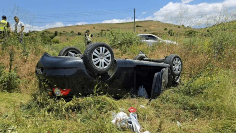 Aksident i rëndë në Maliq, automjeti përfundon i përmbysur në fushë