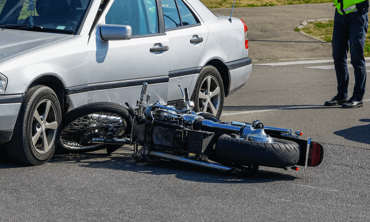 Dy të lënduar pas një aksidenti mes veturës dhe dy motoçikletave në Prishtinë