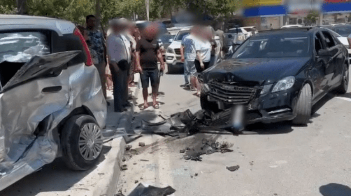 Pas debatit në trafik, shoferi godet qëllimisht veturën e tjetrit në Vlorë