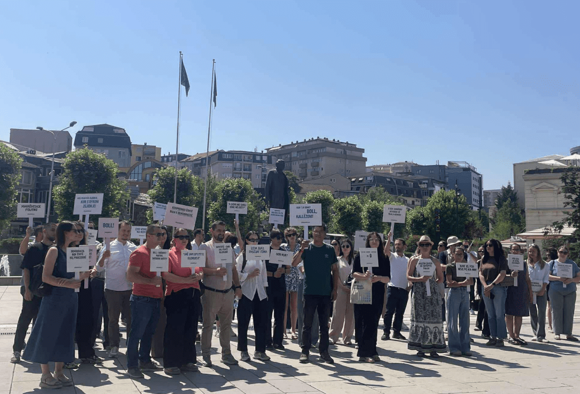 “Së pari vendi, pastaj politika”, Ambasada gjermane përkrah protestën para Kuvendit të Kosovës