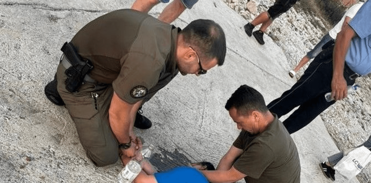 Policia: Dy zyrtarë ia shpëtuan jetën një gruaje të alivanosur në magjistralen Vushtrri-Mitrovicë