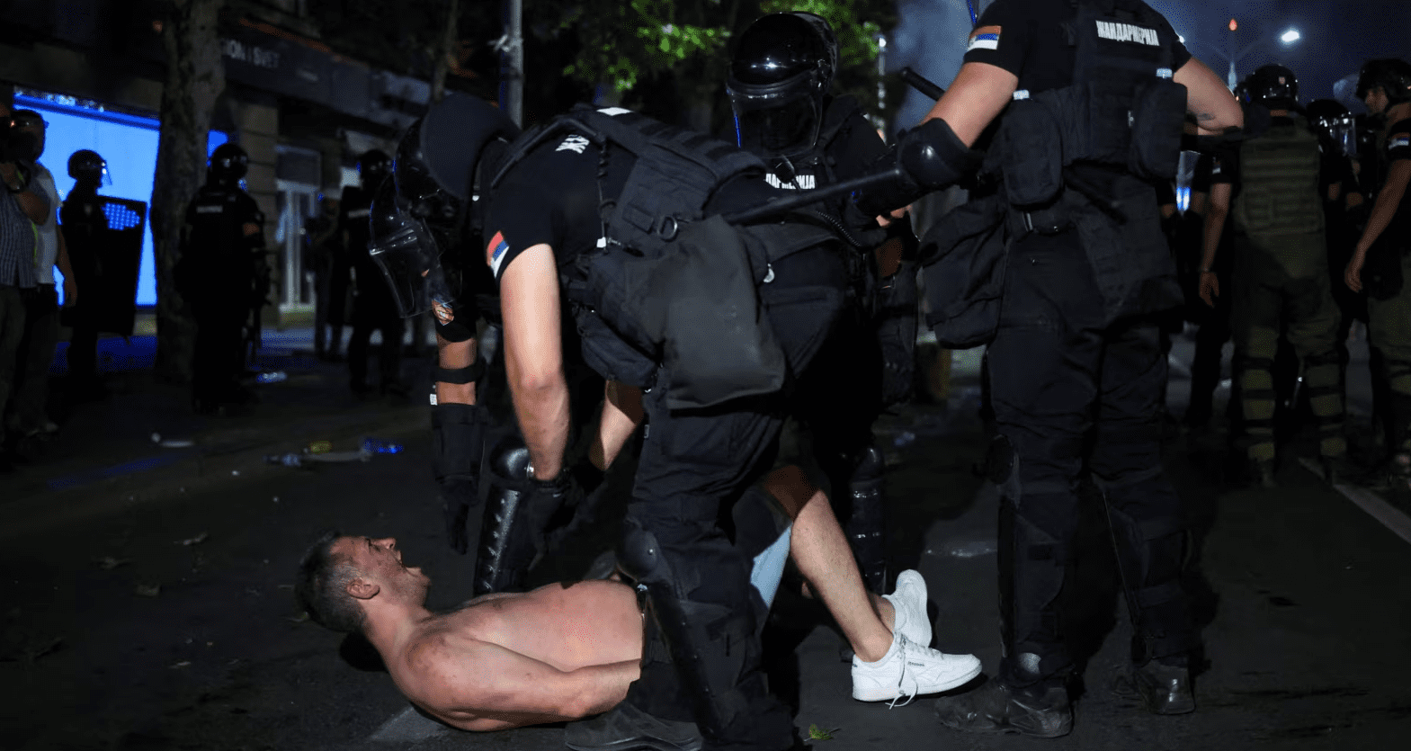 77 persona të ndaluar në Beograd, Vuçiq paralajmëron arrestime të reja