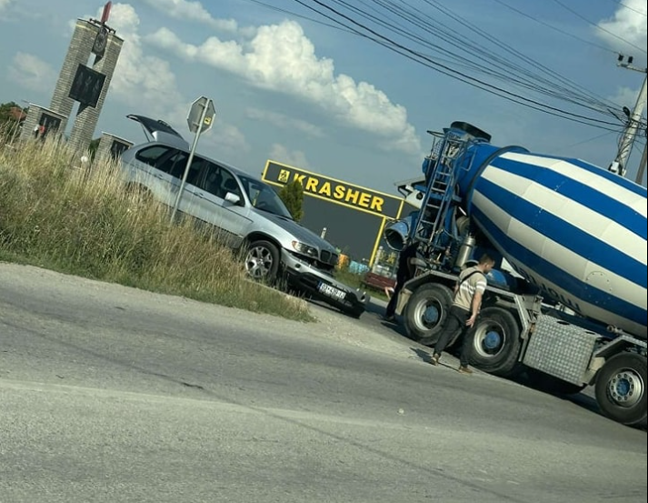 Aksident mes një veture dhe kamioni në Klinë