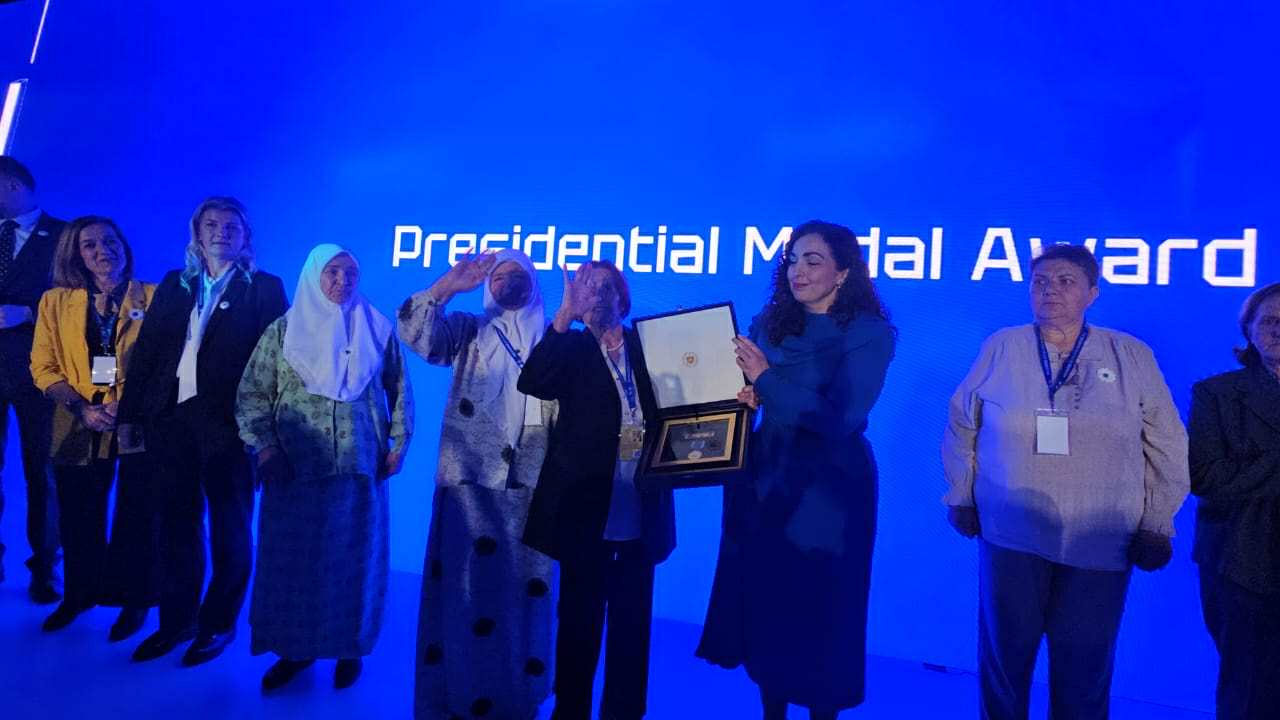 Osmani u ndan Medaljen Presidenciale të Meritës nënave të Srebrenicës