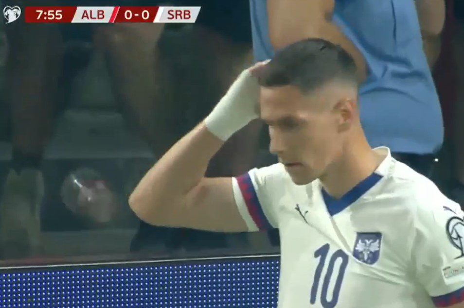 Fillojnë tensionet – goditet me gjësend në kokë lojtari i Serbisë, Sasa Lukic