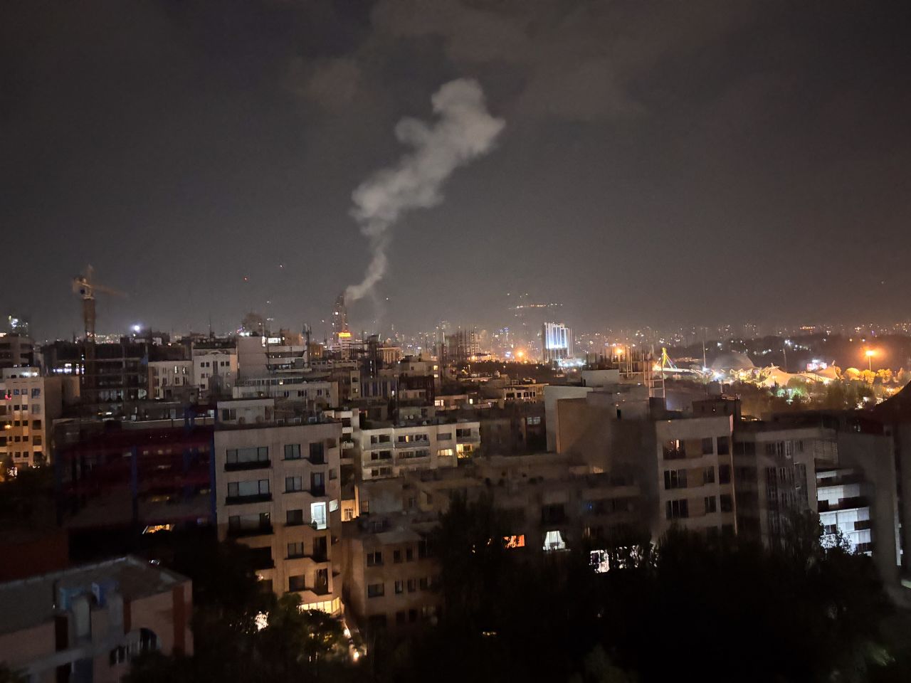 Ekipet e emergjencës në Izrael aktivizohen pas sulmeve të reja raketore nga Irani