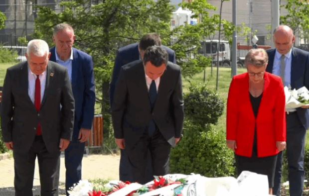 Kurti homazhe te varri i Ibrahim Rugovës: Kontribuues i madh i unitetit të popullit