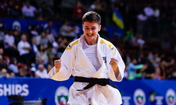 Osmani uron Laura Fazliun për medaljen botërore