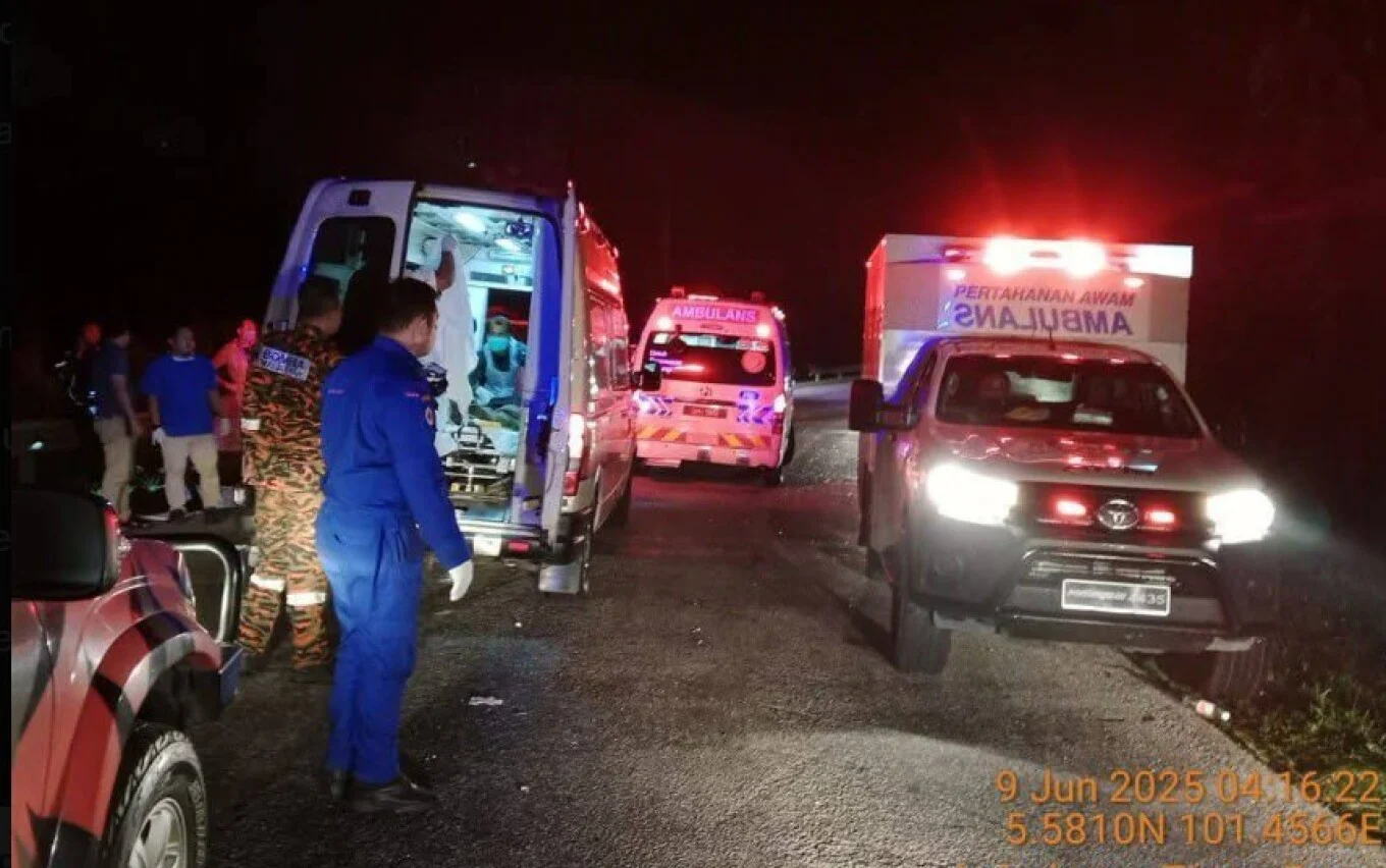 Aksident tragjik në Malajzi – 15 të vdekur dhe mbi 30 të plagosur, autobusi me studentë përplaset me një furgon