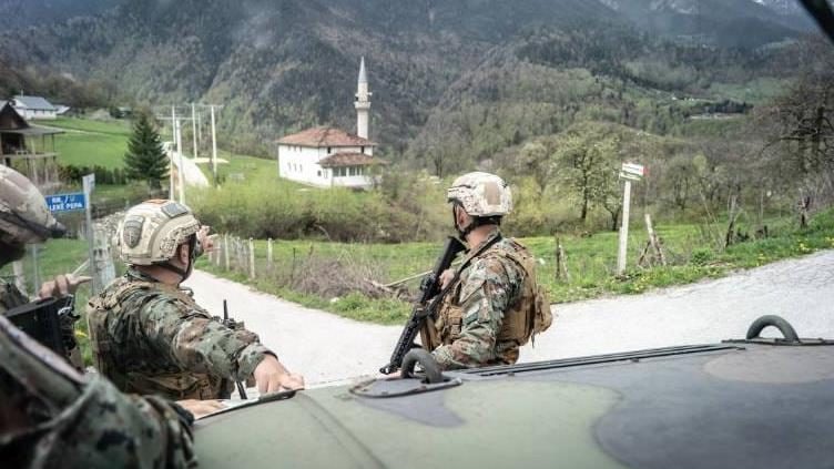 KFOR njofton se ushtarët e Maqedonisë së Veriut po patrullojnë në Pejë