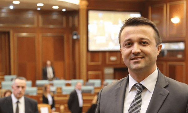 Deputeti Berisha denoncon në polici një anëtar të partisë së Elbert Krasniqit, thotë se u sulmua e u ofendua nga ai