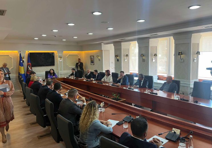 Mblidhen kryesuesit partiakë, priten nga presidentja