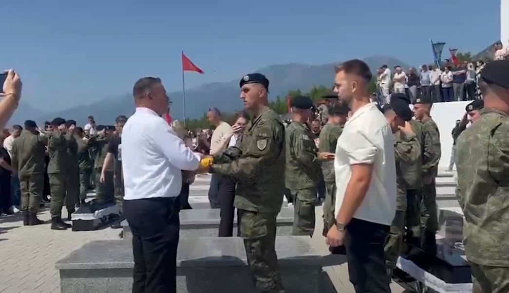 Rivarrimi me nderime ushtarake i dëshmorëve në Vrellë, familjarëve u dorëzohet Flamuri Kombëtar