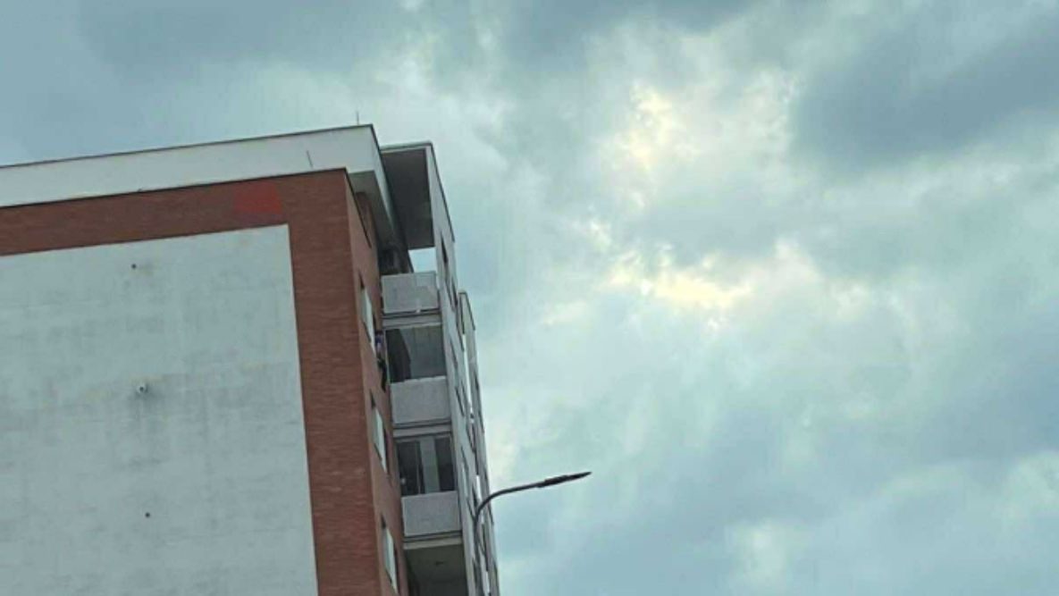 Prishtinë: Një i ri tentoi të hidhej nga dritarja, shpëtohet nga Zjarrfikësit dhe Policia