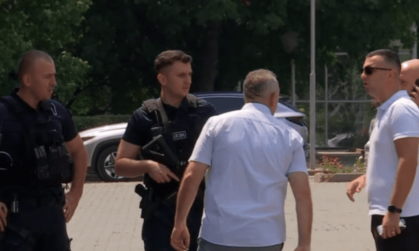 Njësia e Reagimit të Shpejt të Policisë së Kosovës arrijnë afër Kuvendit e Qeverisë