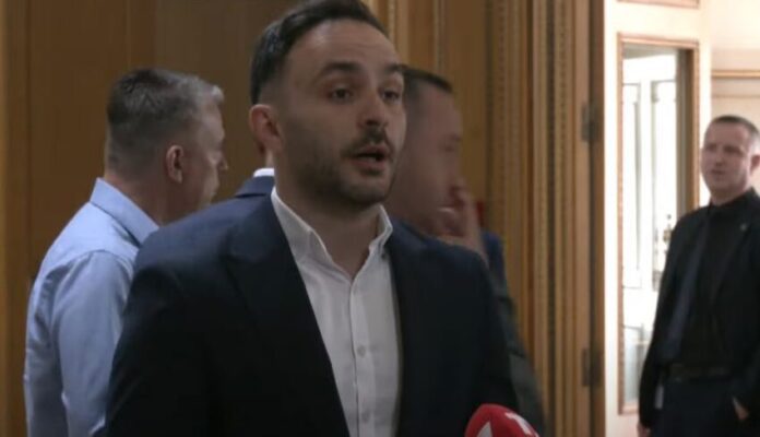 Katër deputetë të Listës Serbe votojnë për, Guri: Duan t’i fshehin marrëveshjet me Listën Serbe