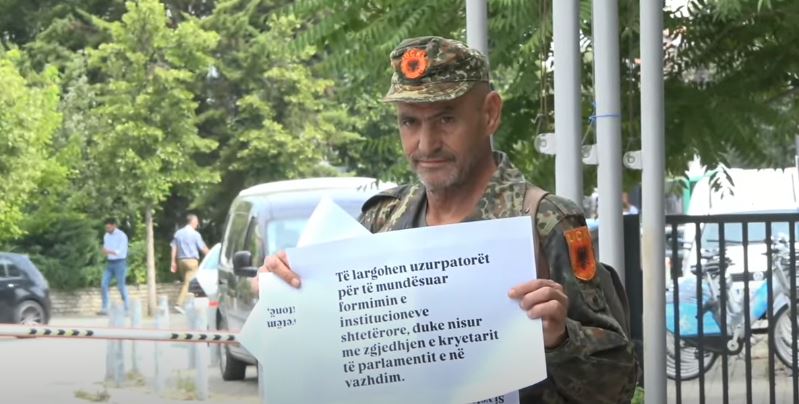 “Të largohen uzurpatorët” – Qytetari me uniformë të UÇK-së proteston para Kuvendit