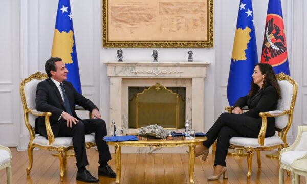 U.d. Ambasadorja e Amerikës në Kosovë shkon në Presidencë teksa mbahej takimi Kurti-Osmani