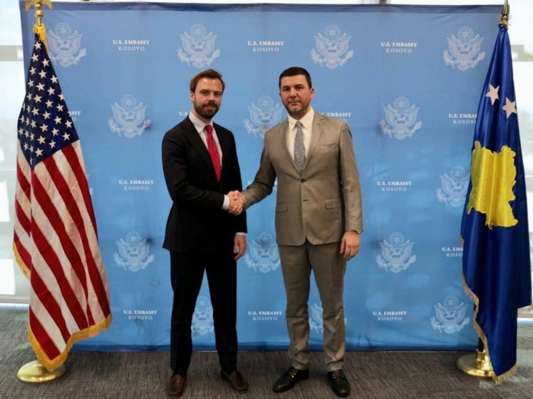 Krasniqi dhe Hanrahan diskutojnë për zhvillimet në Kosovë, dialogun me Serbinë dhe mbështetjen amerikane