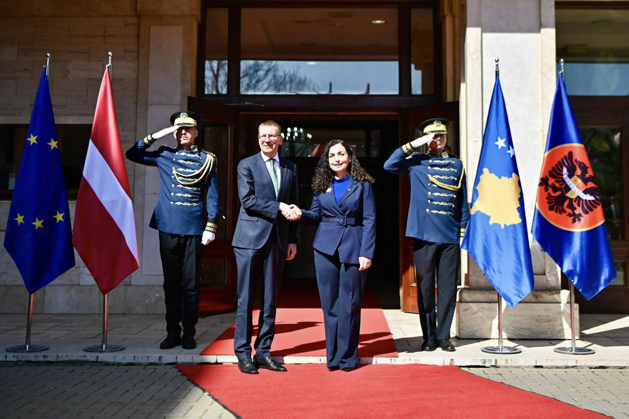 Presidentja Osmani arrin në Letoni, takohet me homologun e saj